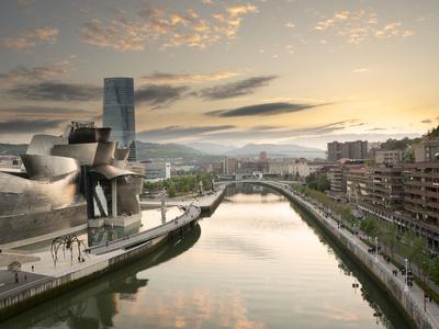Vista de la ría y el museo Guggenheim de Bilbao, España