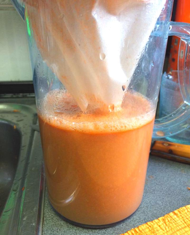 Triturando y colando el fumet