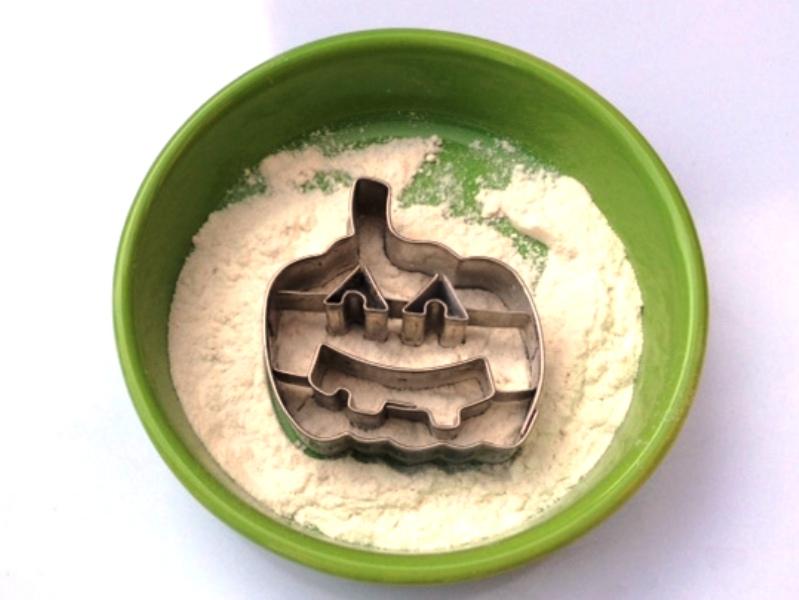 Pasamos el cortapastas por harina