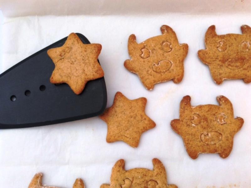 Transferimos las galletas a una rejilla con una espátula