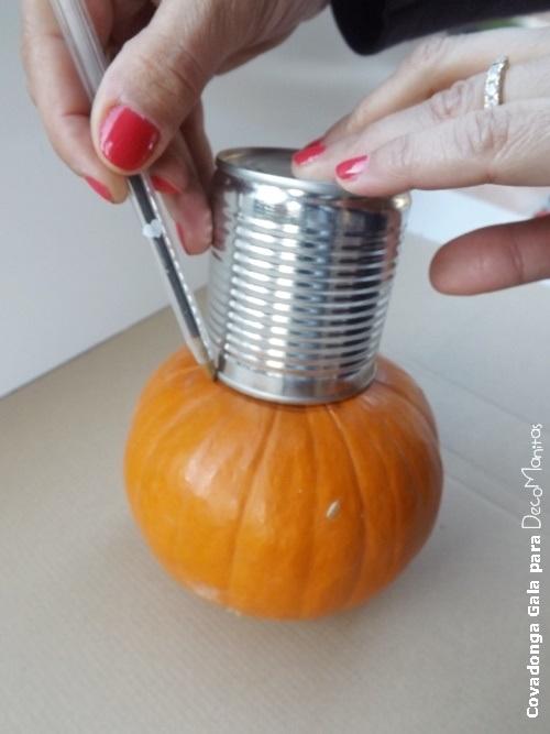 Centros de mesa originales con calabazas decoradas y latas3