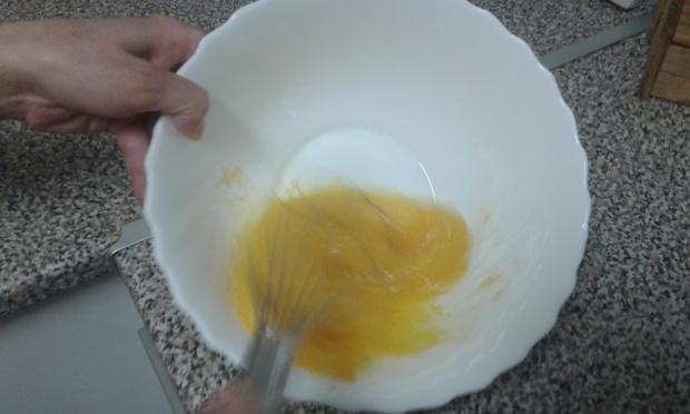 Batimos los huevos para tortilla paisana