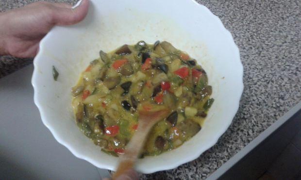 Mezclamos las verduras con los huevos para tortilla paisana