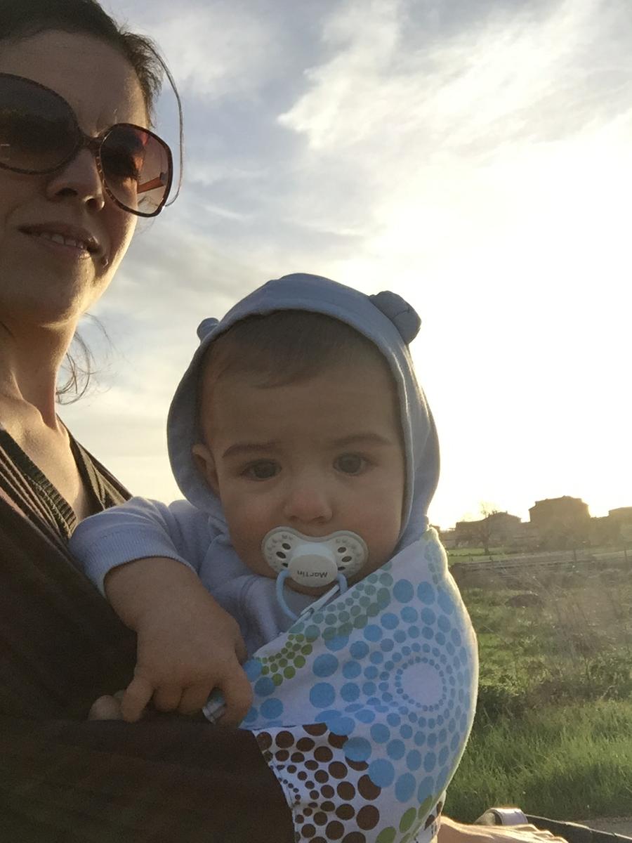 Porteo Martín con fular elástico Liliputi