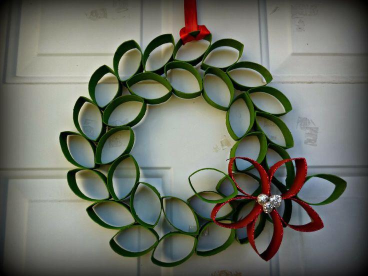 Christmas Decoration at no Cost | Toilet Paper Roll Wreath made with paint and glitter | Via www.sweethings.net