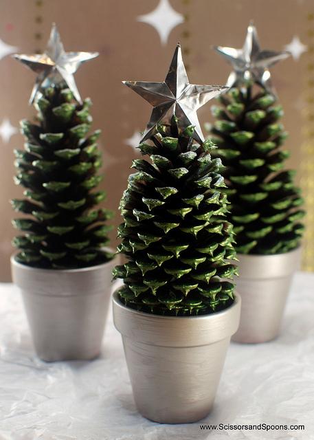 Christmas Decoration at no Cost | Pinecones Christmas Trees with a silver or gold star | Via www.sweethings.net