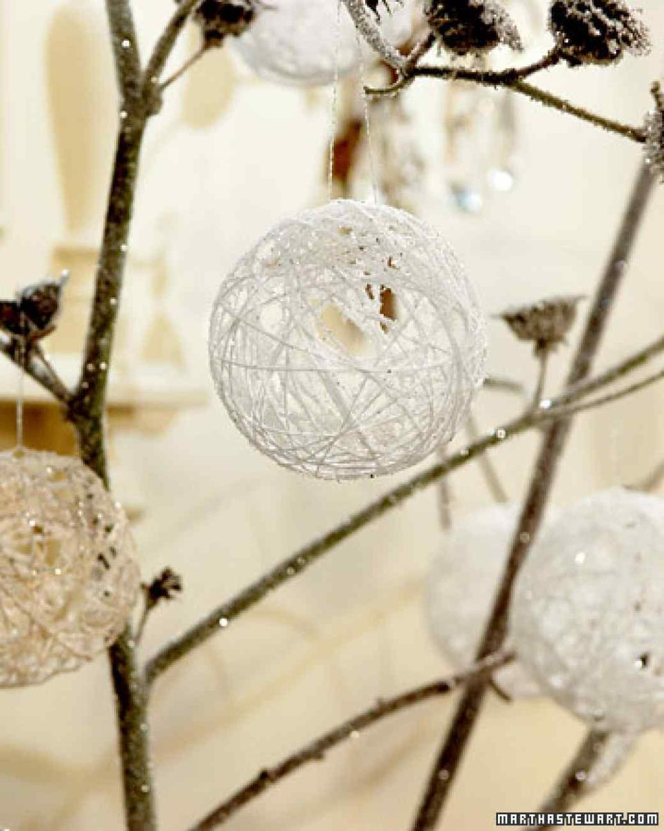 Christmas Decoration at no Cost | Yarn snowballs with glitter | Via www.sweethings.net