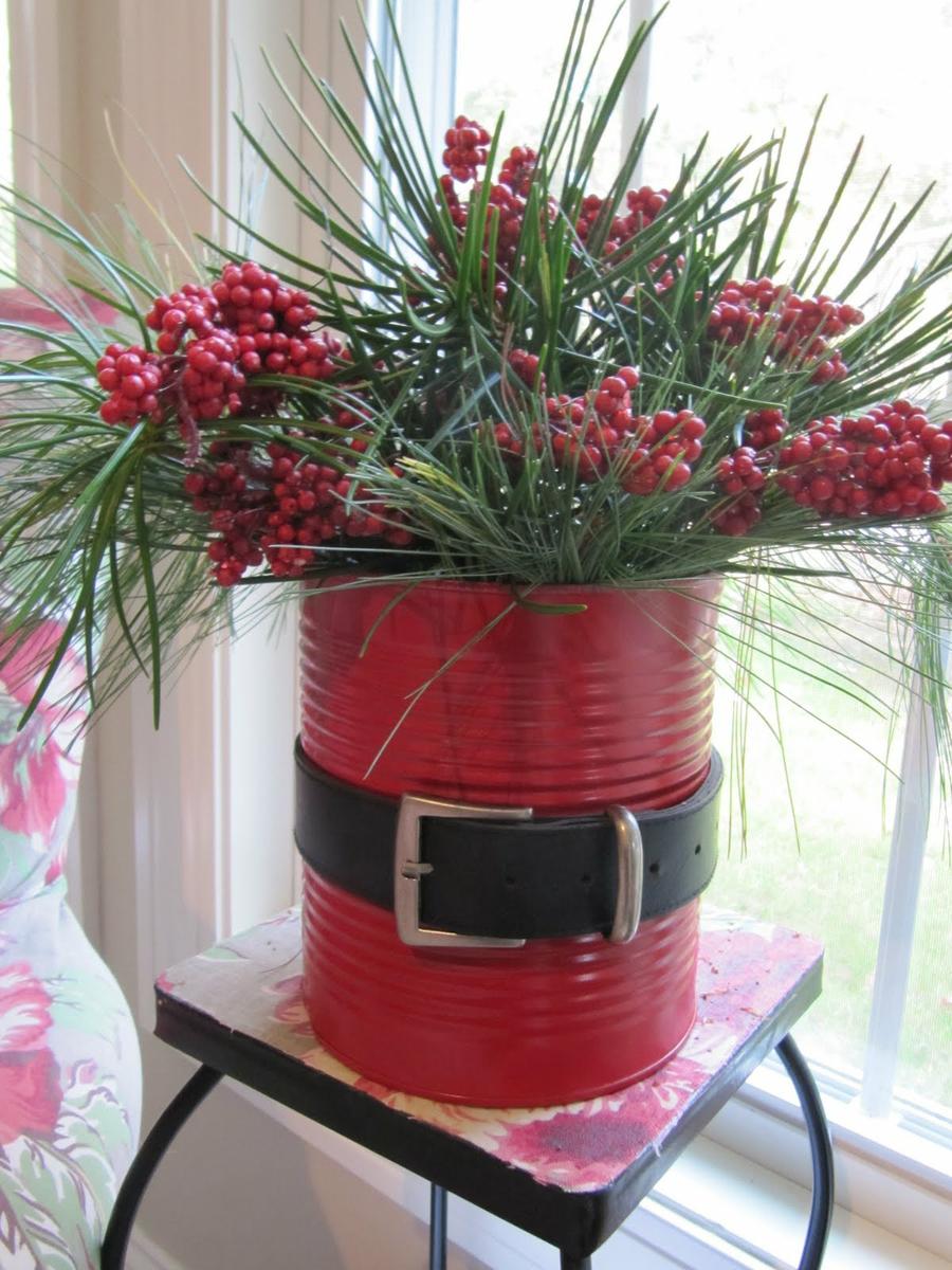 Christmas Decoration at no Cost | Santa can with paint and a belt | Via www.sweethings.net