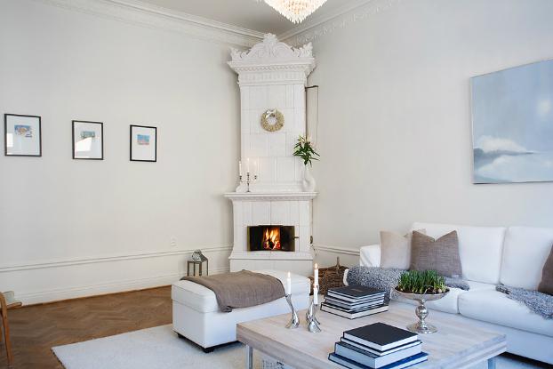 chimenea. Elegante salón casa estilo escandinavo