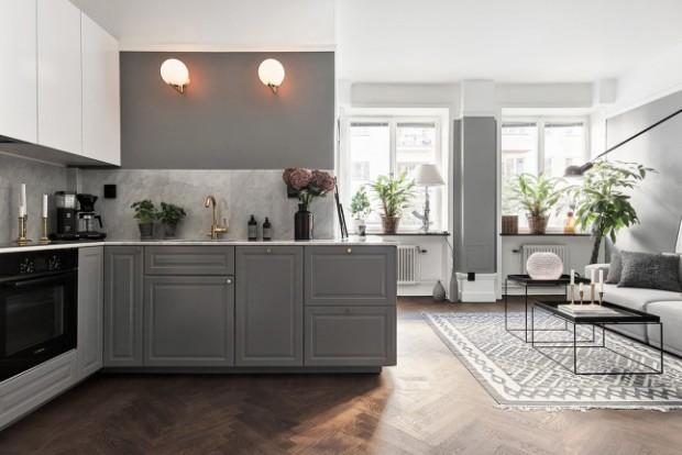 muebles de cocina gris y grifos dorados