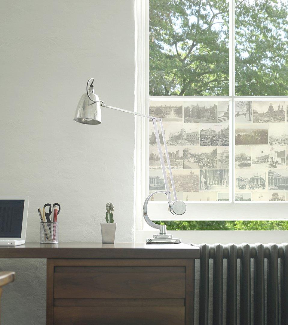 calefaccion en casa Closeup view of a study desk with laptop and lamp