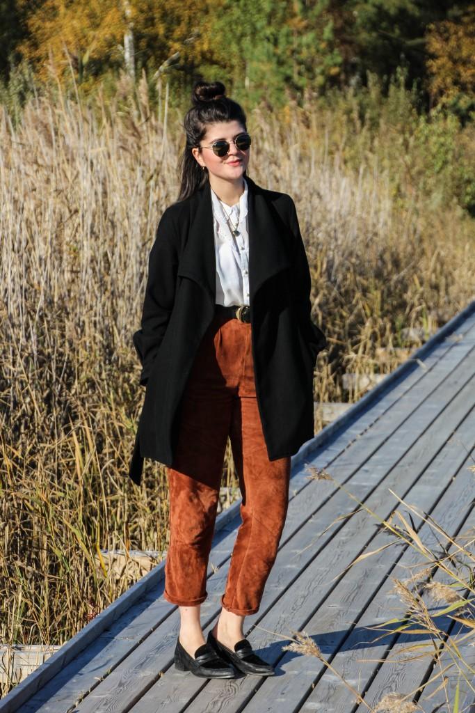 Modeblog-Outfit-suede-autumn-golden-light-mode-travel-1-10-683x1024