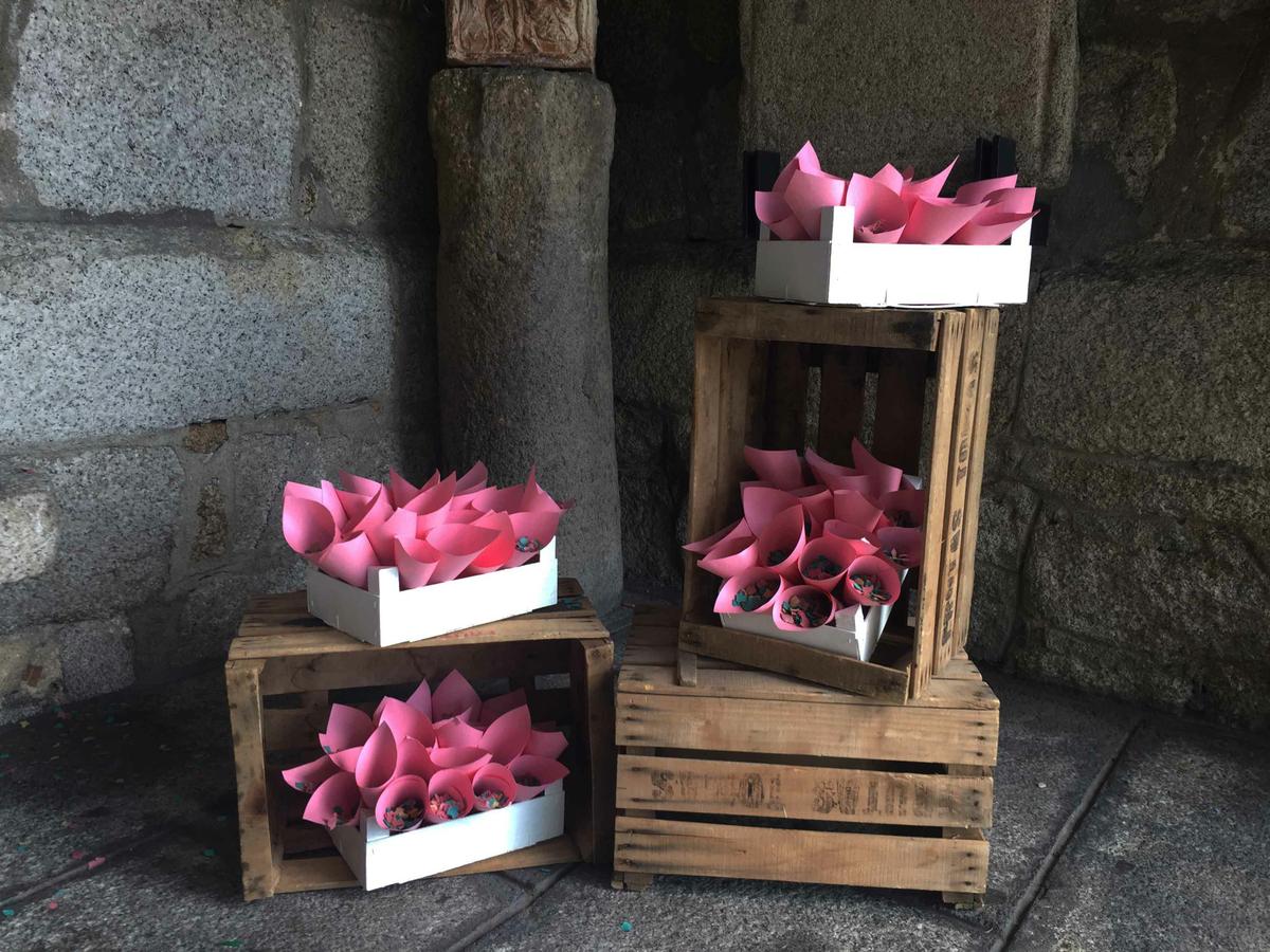 colores-de-boda-cajas-conos-arroz-iglesia