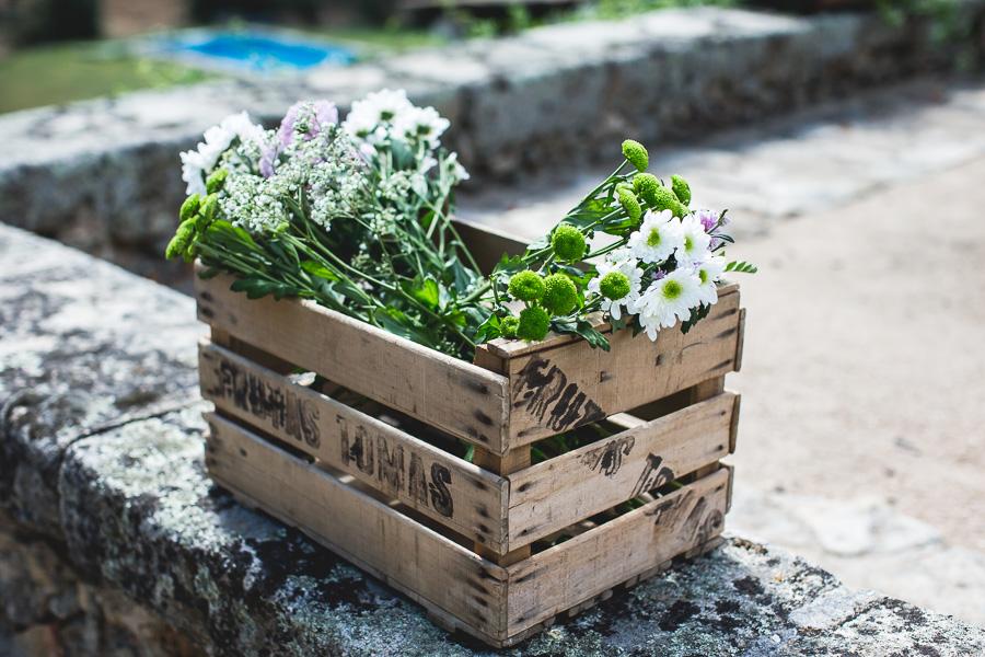 colores-de-boda-decoracion-caja-antigua-flores