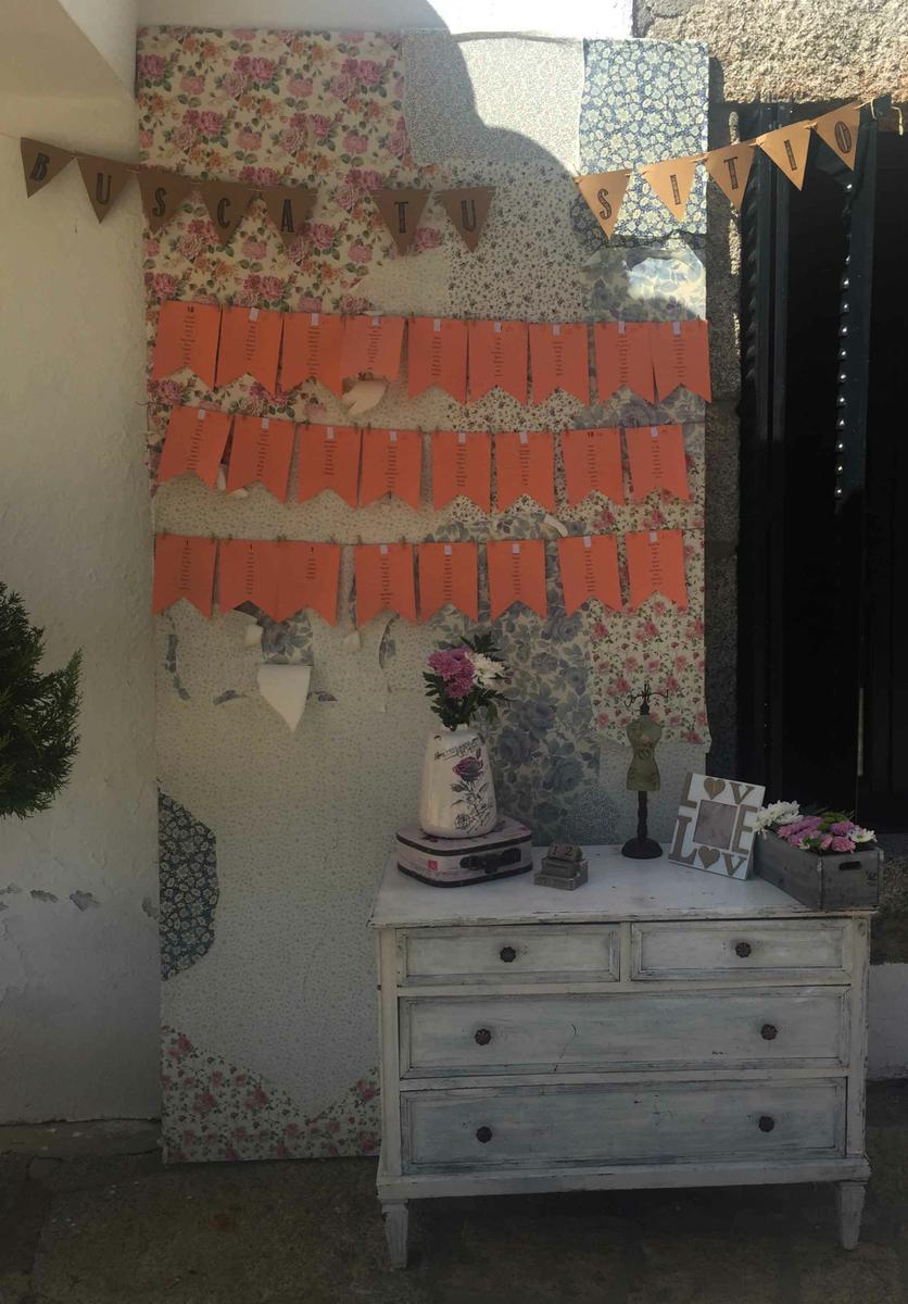 colores-de-boda-decoracion-seating-plan-panel-vintage-tarjetas