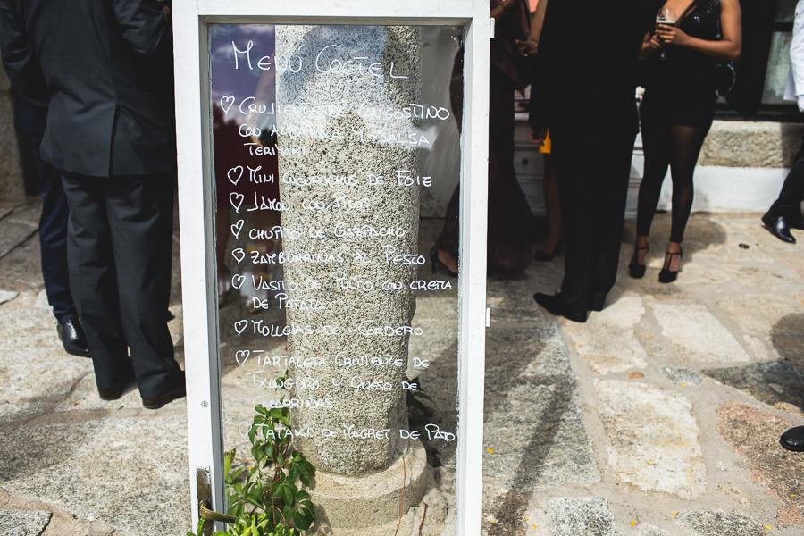 colores-de-boda-ventana-antigua-menu-coctel