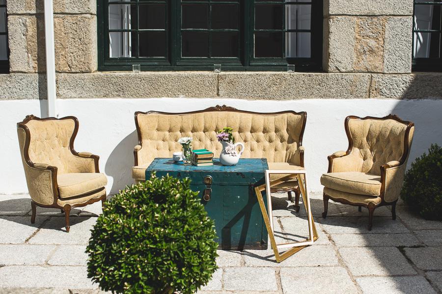 colores-de-boda-photocall-sillones-antiguos-baul-vintage