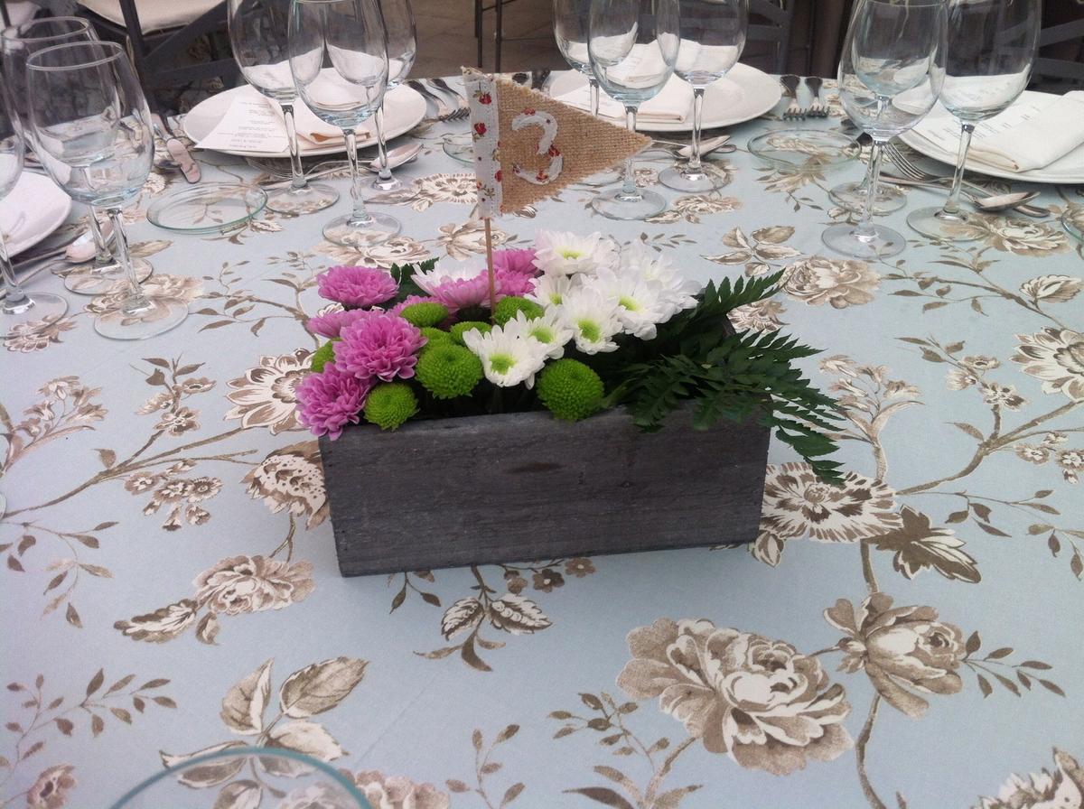 colores-de-boda-decoracion-centro-mesa-cajita-madera-flor