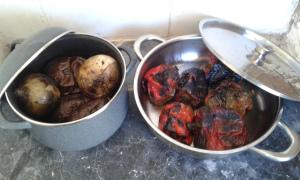 Verduras asadas en una olla para escalivada