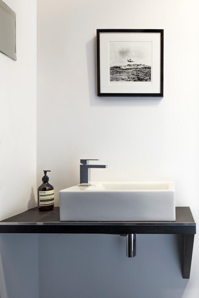 Loft industrial con una decoración en negro y blanco.