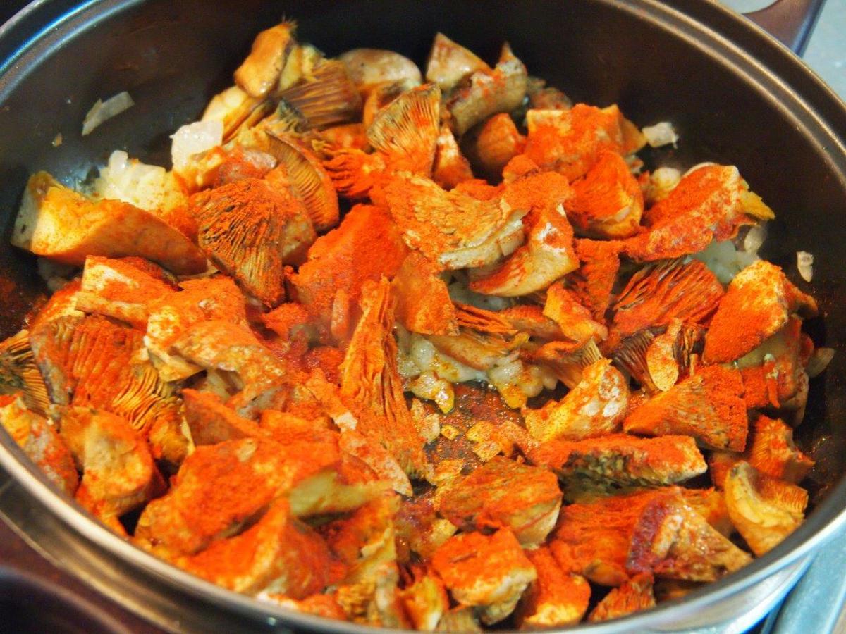 Níscalos estofados patatas pimentón