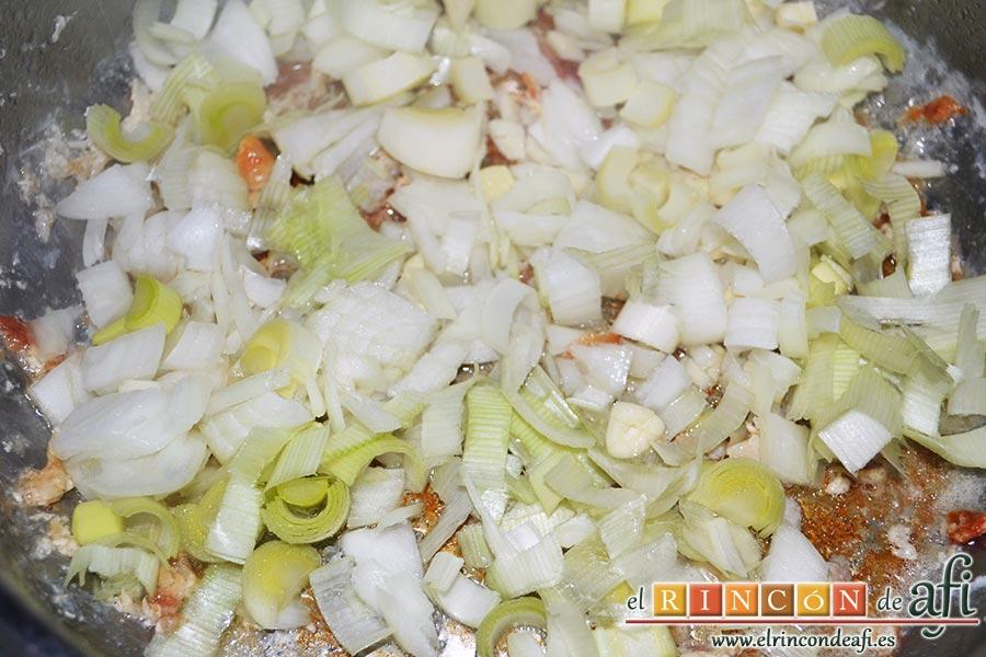 Pollo a la jardinera, echar en el mismo caldero el ajo, la cebolla y el puerro troceado