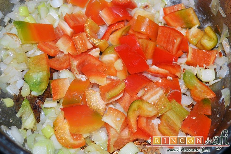 Pollo a la jardinera, añadir el pimiento troceado