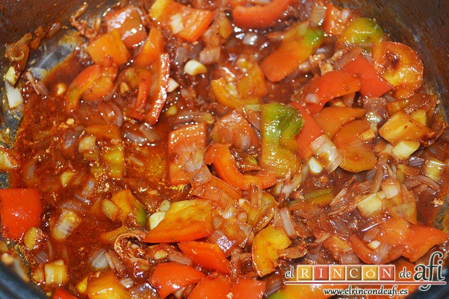 Pollo a la jardinera, añadir el concentrado de tomate y el coñac