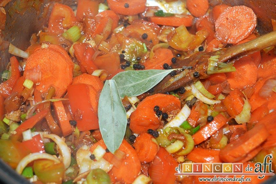 Pollo a la jardinera, añadir los granos de pimienta y las hojas de laurel