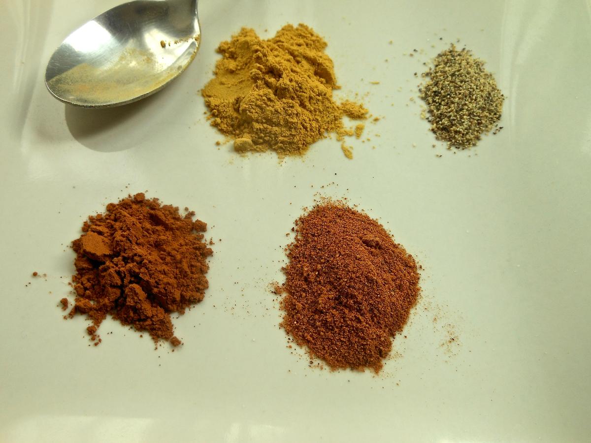 Canela, jengibre molido, nuez moscada y pimienta blanca. 