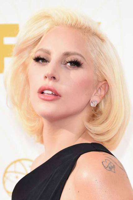 Lady Gaga puntas redondeadas que marcan su peinado