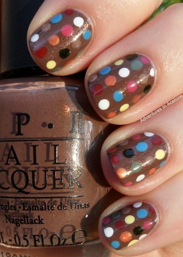 uñas marron con puntos