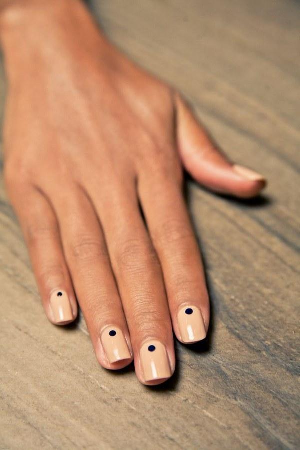 uñas decoradas con puntos de un color