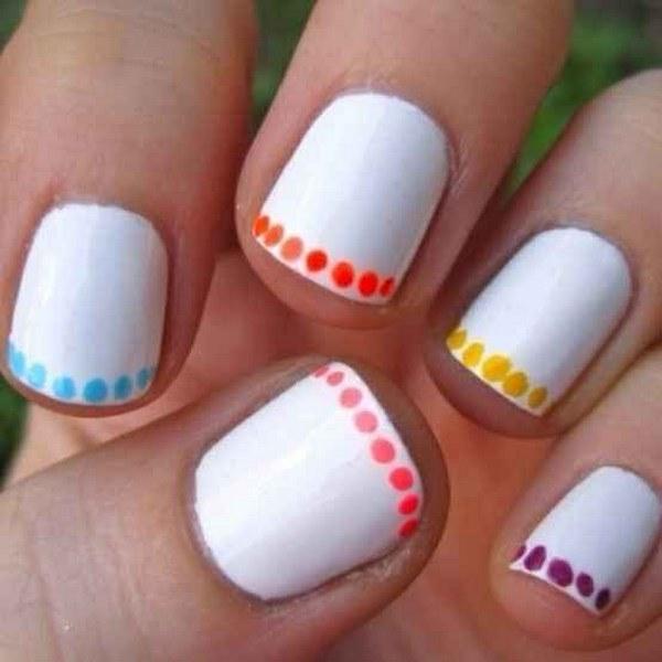 uñas cortas con puntos de colores
