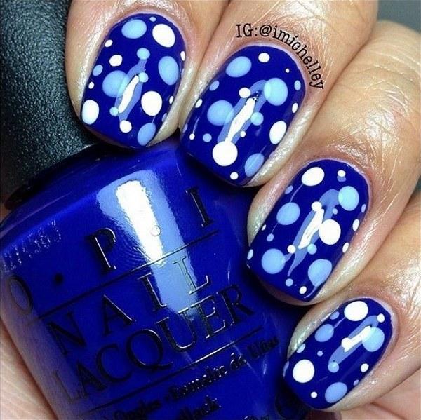 decoracion de uñas azules con puntos