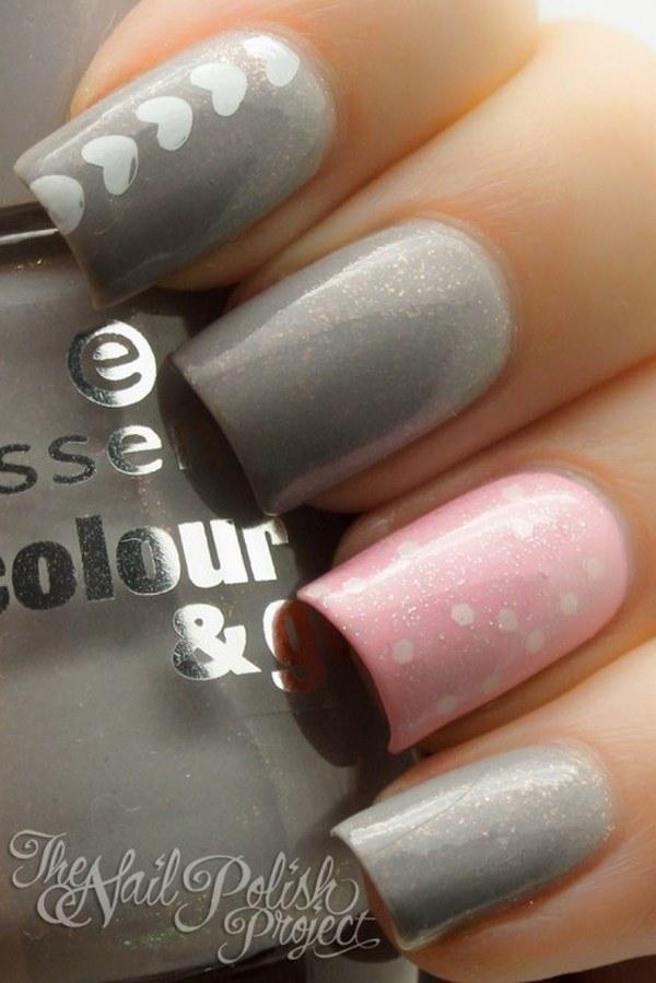 uñas con puntos y corazones