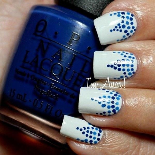 patron de uñas blancas y puntos