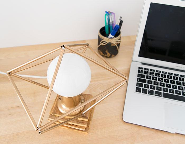 Lámpara de mesa estilo industrial con materiales reciclados 