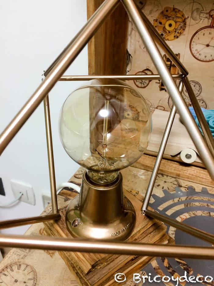 Lámpara de mesa estilo industrial con materiales reciclados