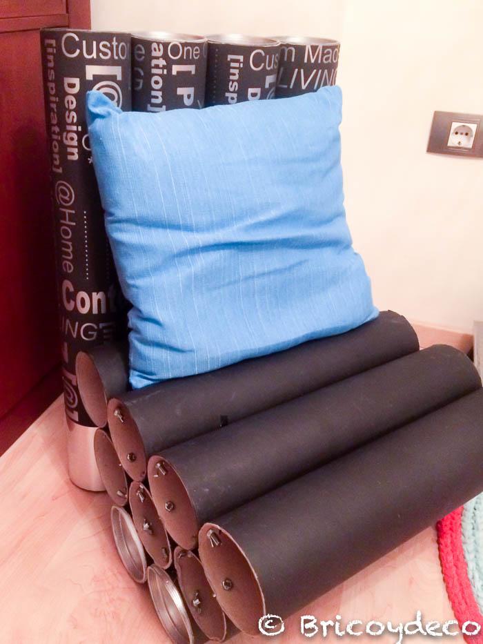 Sillón hecho con tubos de cartón