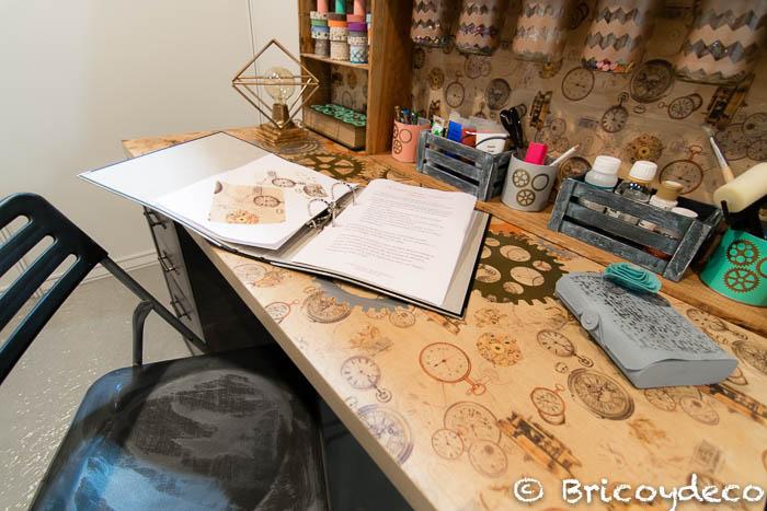Escritorio decorado con la técnica del decoupage