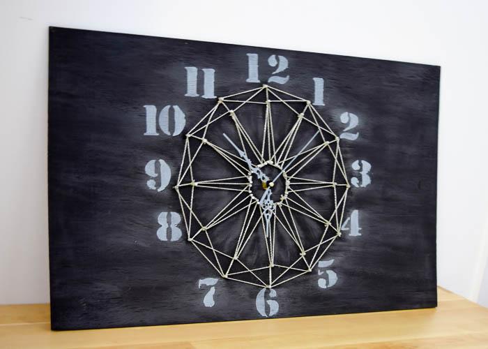 Reloj de pared con la técnica del hilorama o string art