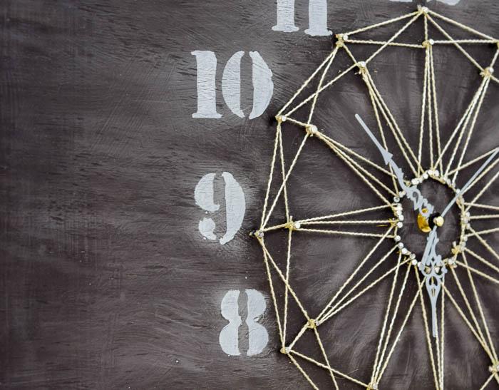 Reloj de pared con la técnica del hilorama o string art