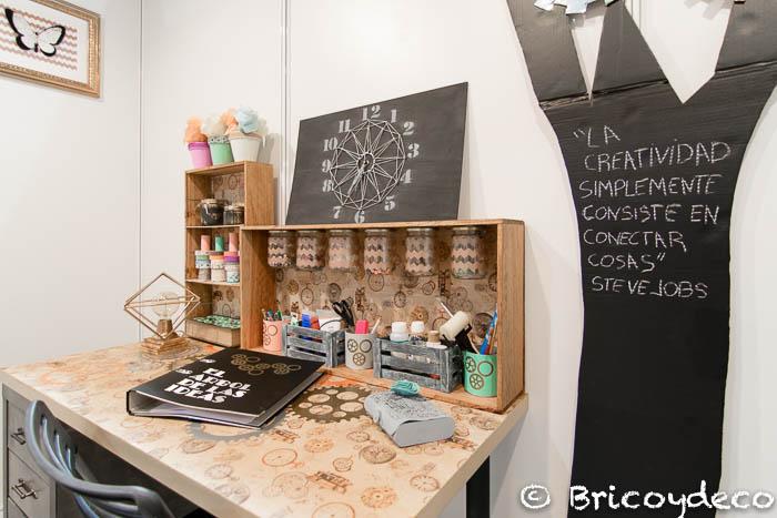 Tarros de vidrio reciclados como organizadores de escritorio