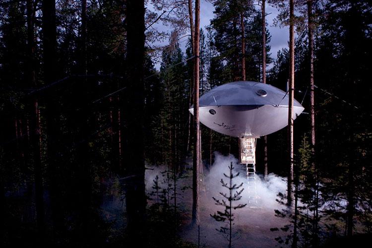 Homelifestyle-Magazine-Tree-Hotel-Ufo-night
