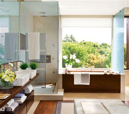 baño con bañera y ducha