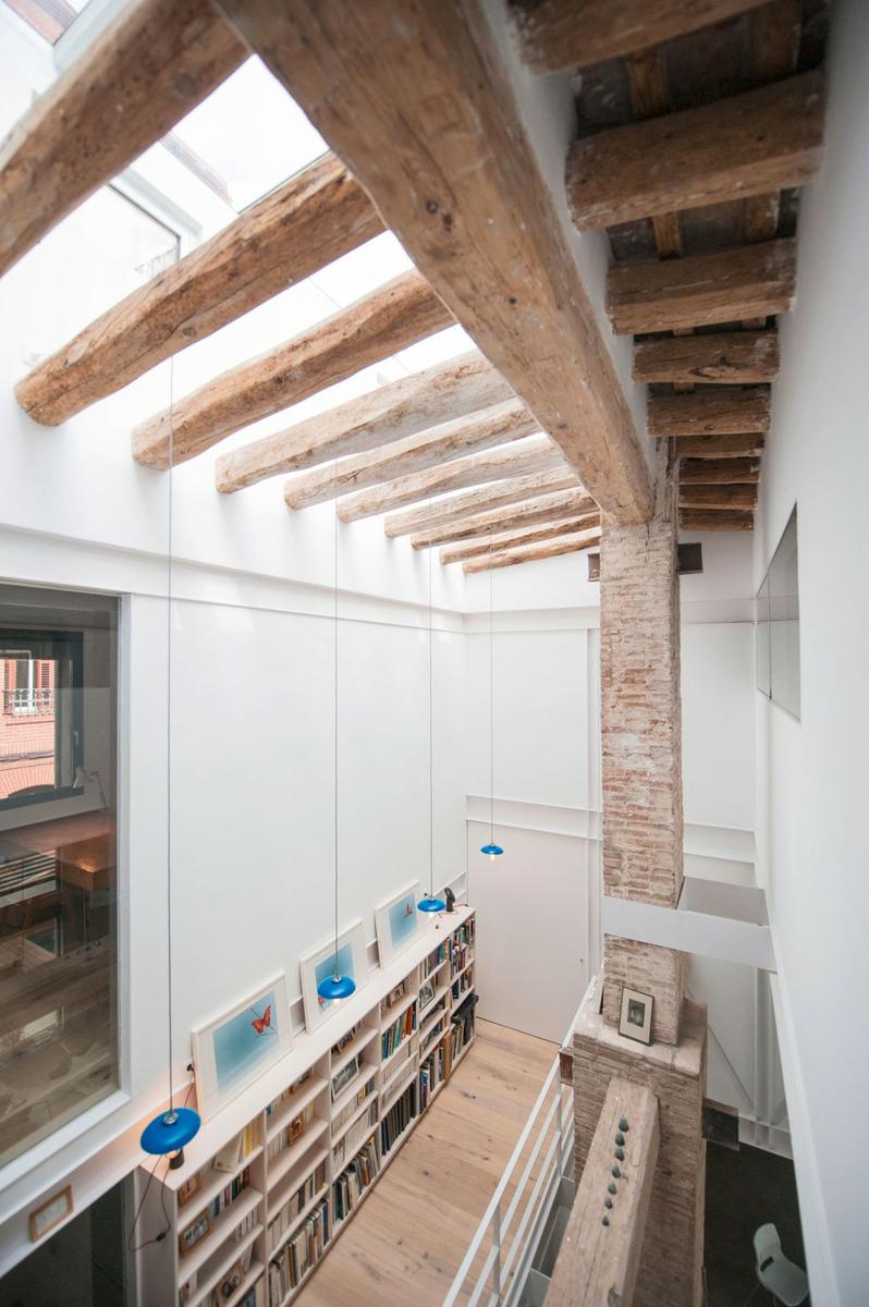 Biblioteca hipster en el pasillo