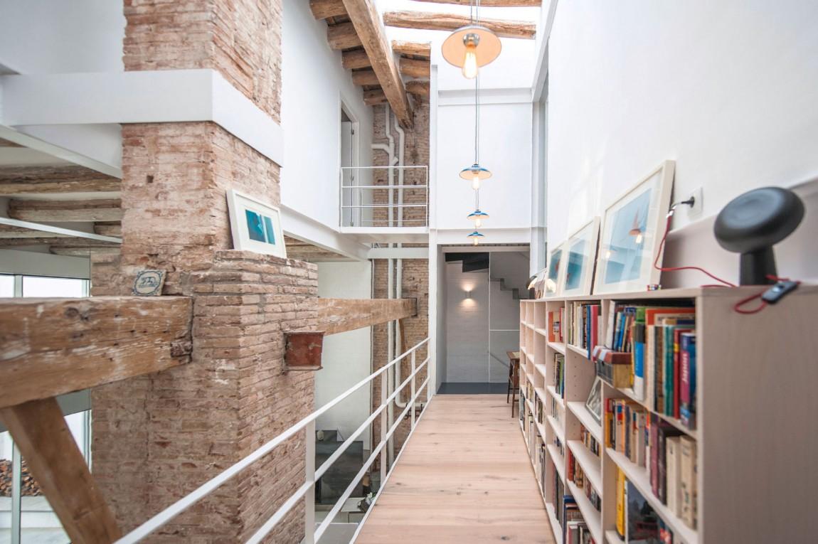 Biblioteca en el pasillo - Loft de estilo industrial