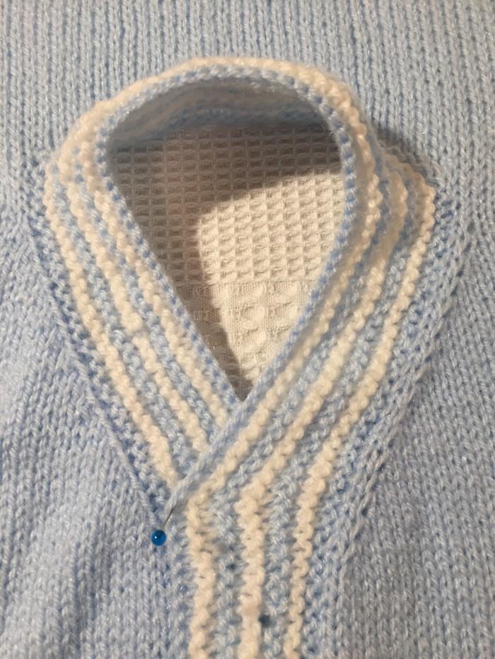 Detalle de los aumentos del escote