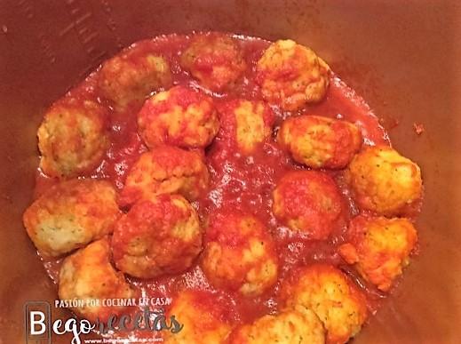 Albóndigas de merluza con tomate